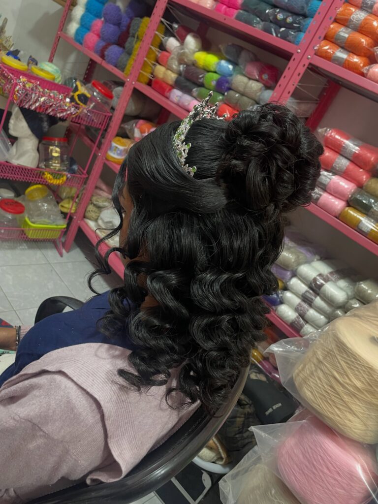 Peinado Recogido para Eventos Infantiles: Rizos con Tiara