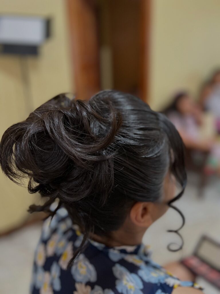 Recogido Bajo Elegante: Un Clásico para Eventos Infantiles y Formales