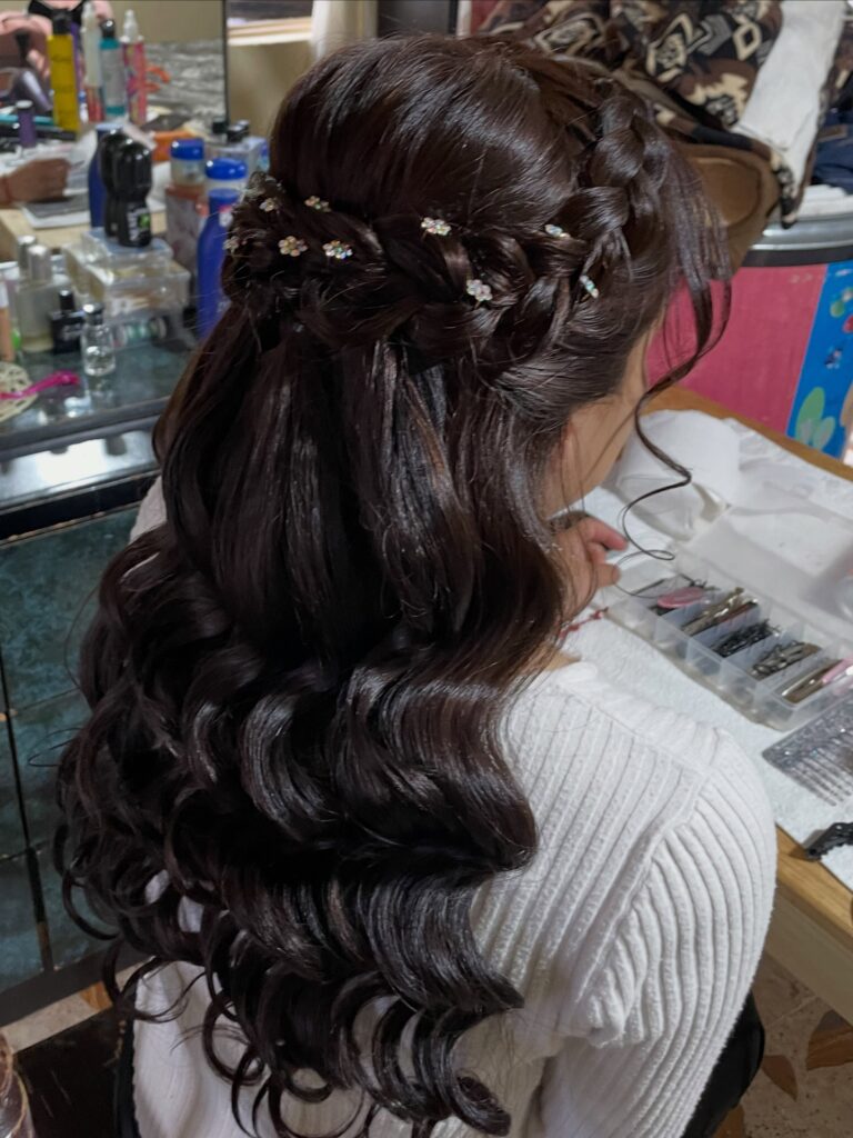 Recogido con Trenza Corona: El Peinado Ideal para Eventos Sociales