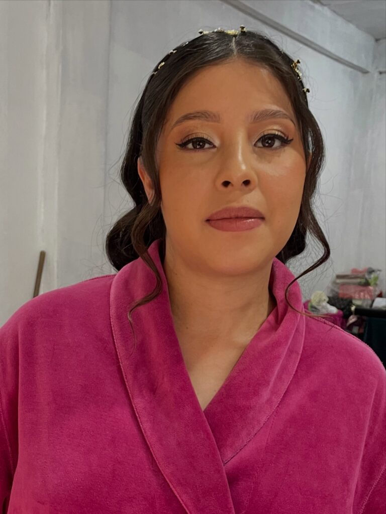 Peinado Nupcial con Tiara: Ondas Laterales para el Día de la Boda